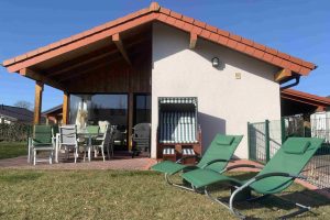 Wiese und Terrasse